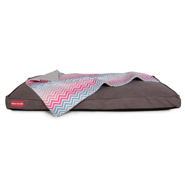 The-Blanket-Fleece-Pet-Blanket-For-Dogs-&-Cats-Geo-Print-Pink_2